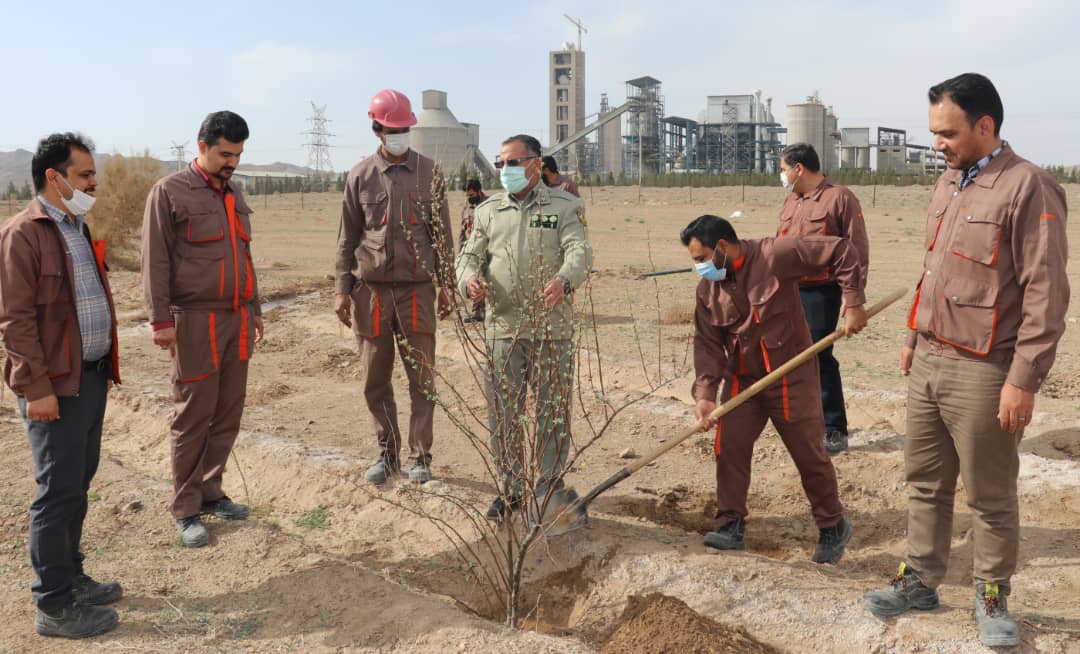 گرامیداشت هفته منابع طبیعی و روز درختکاری در کارخانه سیمان باقران